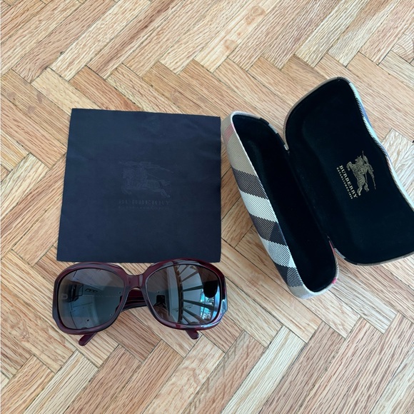Burberry sunglasses with original case and dust cloth - Picture 3 of 10